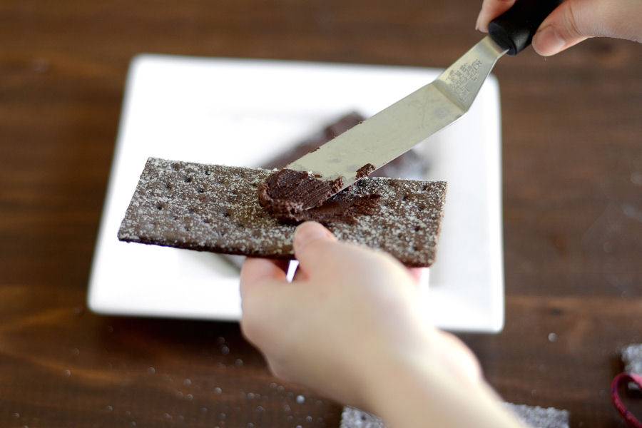 12. Растопленным шоколадом смажьте печенье или крекеры. Затем также отправьте в морозилку.