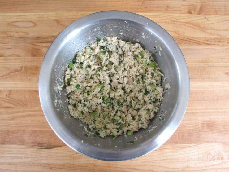 2. Затем добавьте мелко нарезанные сельдерей, базилик и лук.