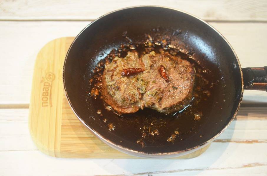 6. Обжарьте мясо на сковороде до готовности. Влейте маринад.
