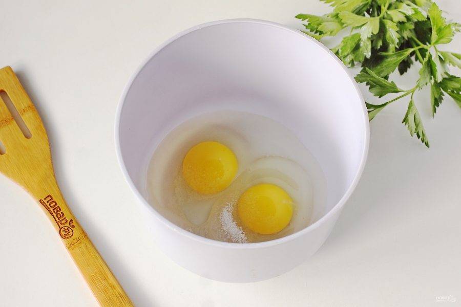 В глубокой миске соедините яйца, сахар и соль.