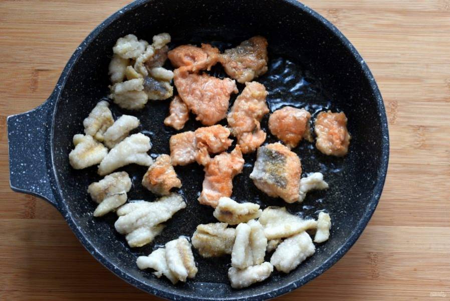 Обжарьте рыбу порциями на двух ложках масла до легкой корочки – по паре минут с каждой стороны.