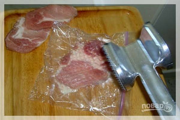 Разрежьте вырезку на 10 ломтиков толщиной в 1 см. Положите кусочек мяса в полиэтиленовый пакет и отбейте молоточком, чтобы получился тонкий пласт. Натрите мясо смесью соли и черного перца.