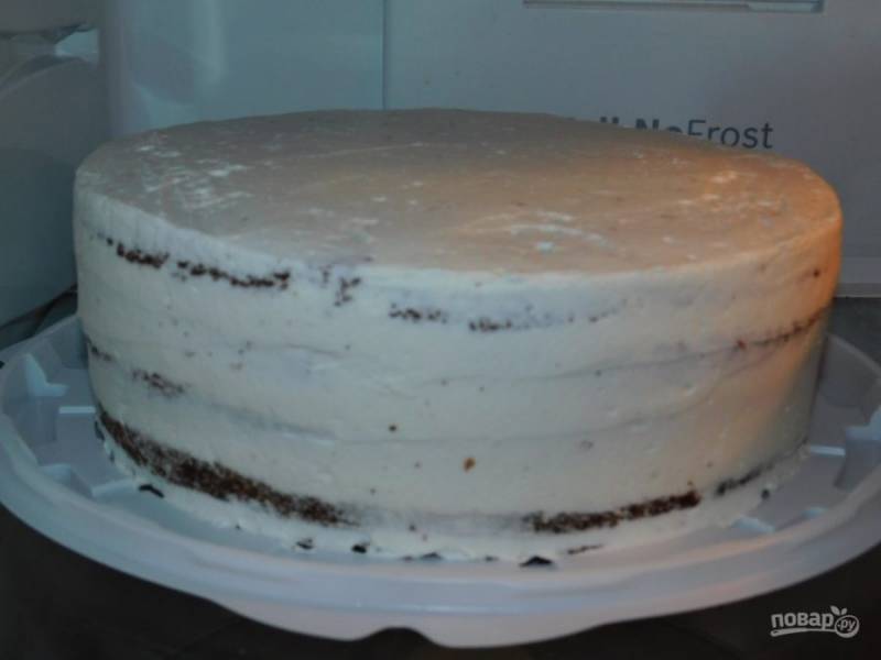 Прослоите пропитанные коржи кремом и соберите торт. Дайте ему застыть в холодильнике.