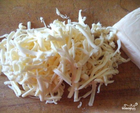 3. Натираем два вида сыра: твердый и плавленый.