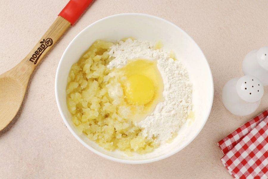Отваренные картофелины разомните толкушкой, добавьте муку, яйцо и соль по вкусу. Перемешайте, а затем на присыпанной мукой поверхности, замесите мягкое тесто. Если масса будет слишком липкая, то можно добавить ещё немного муки.