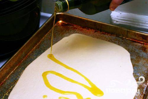 3. Полить оставшимся оливковым маслом, посыпать измельченным розмарином и оставшейся солью.