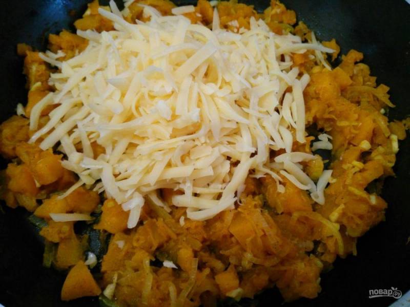 Сыр натрите на средней тёрке и добавьте к овощам, перемешайте. Теперь начинка полностью готова.