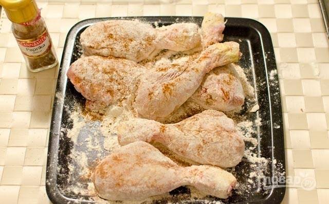 2.	Обваляйте куриные ножки в смеси муки, паприки и соли.