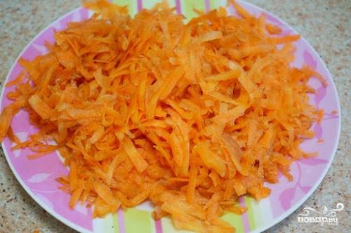 3. Очистите и измельчите лук с морковью. Пропустите через пресс чеснок. Использовать можно в рецепт приготовления куриной печени под соусом также сладкий и острый перец по вкусу. 