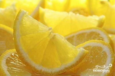 Лимон или лайм порезать на тонкие ломтики из расчета по 1-2 штуки на каждый коктейль.