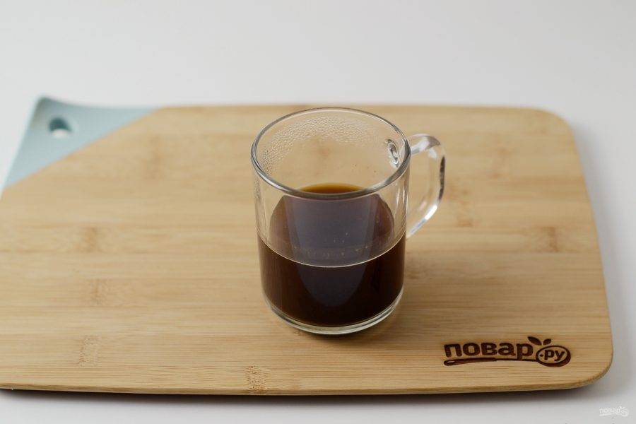 Заварите кофе удобным для вас способом. Процедите его через сито, перелейте в бокал для подачи.