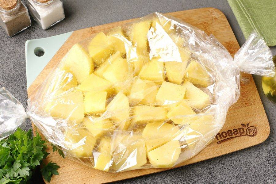 Переложите картофель в рукав для запекания. Выкладываем картофель так, чтобы он лежал в один слой. Завяжите концы пакета, сделайте несколько проколов ножом для выхода пара и запекайте в духовке при температуре 220 градусов около 40 минут. Готовность проверяйте ножом.