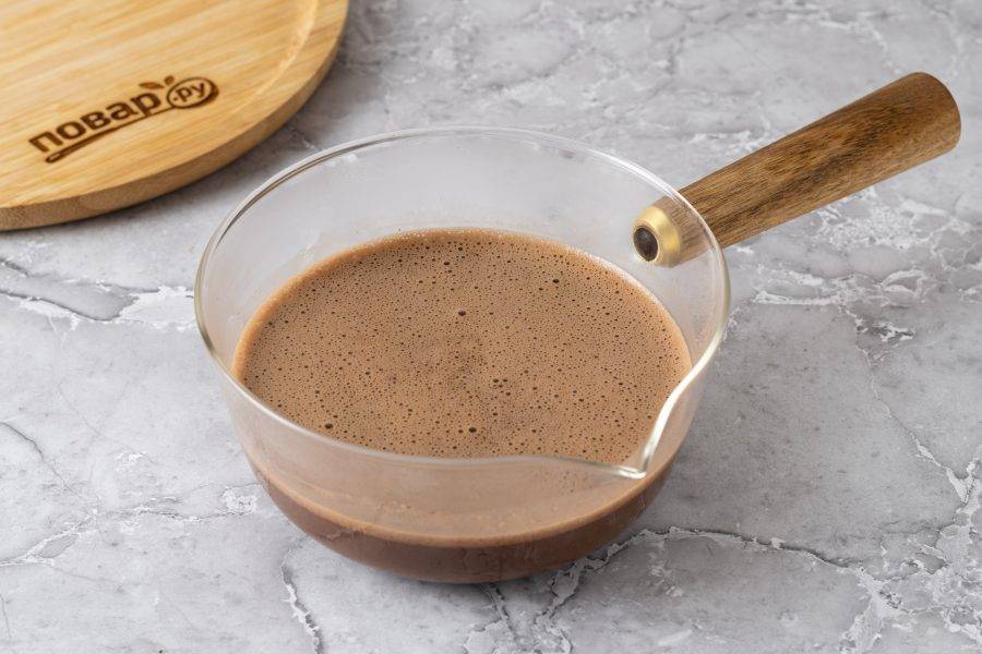 Влейте в шоколадную смесь, доведите до кипения. Прогрейте 1-2 минуты.