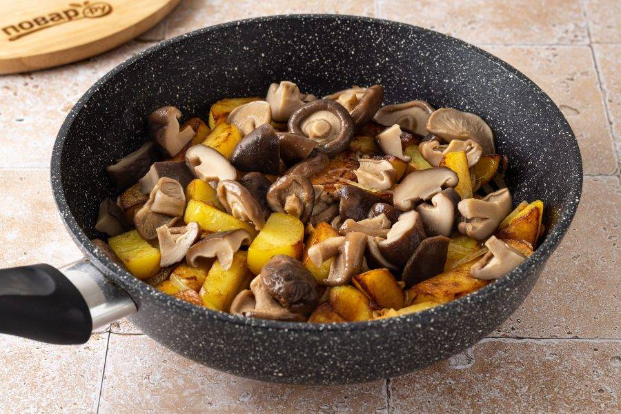 Добавьте маринованные грибы. Если грибы крупные, то разрежьте их на 2-4 части. Жарьте еще 5-10 минут, пока картофель не станет полностью готовым.