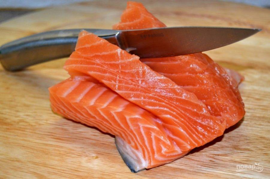 1.	Вымойте рыбу и оботрите ее салфетками. Острым ножом сделайте глубокие надрезы.