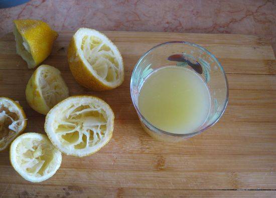 Теперь приступим к приготовлению крема, для него нам необходимо снять теркой цедру с одного лимона и выжать примерно пол стакана лимонного сока, у меня все ушло около четырех лимонов.