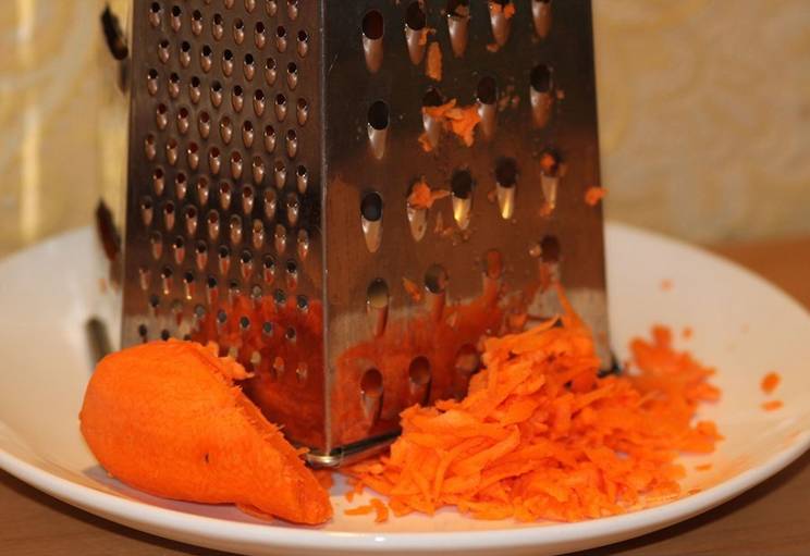 4. Вымыть и очистить морковь. Натереть на средней или крупной терке. 