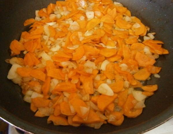 5. На сковороду с растительным маслом выложить овощи и обжарить около 3-5 минут до мягкости. 