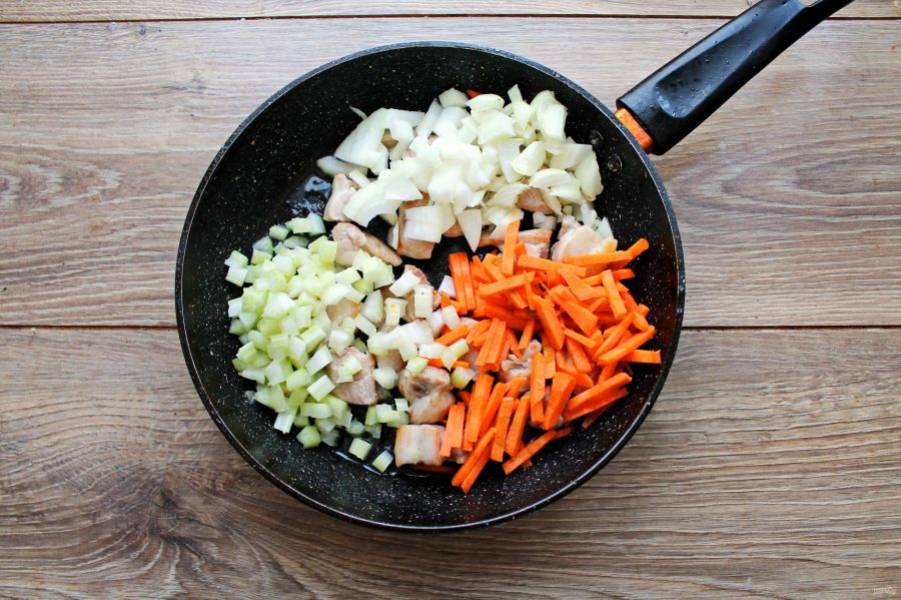 Порежьте репчатый лук, сельдерей и морковь, добавьте в сковороду к индейке.