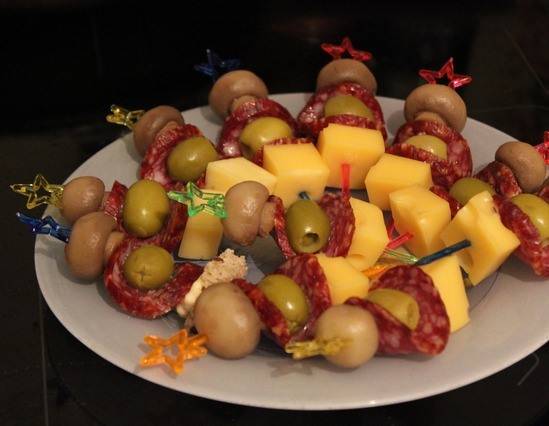Как приготовить Канапе на шпажках с сыром и колбасой на праздничный стол рецепт пошагово