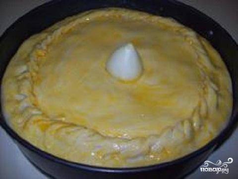 5.	Вторым кругом закрыть начинку  и плотно защипать края. В центре пирога сделать отверстие и закрыть его кусочком теста. Смазать пирог яйцом.