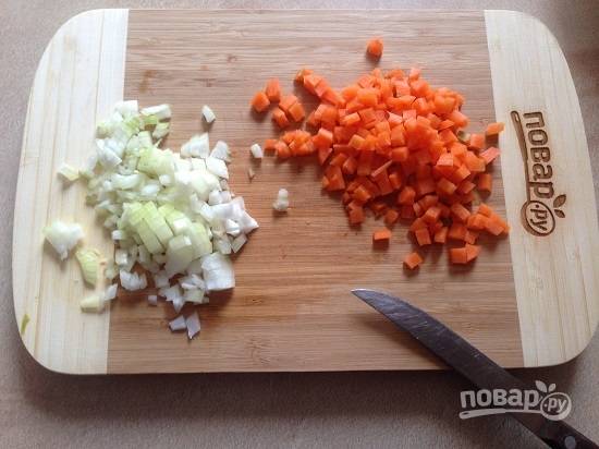 1. Очищаем лук и морковь и нарезаем мелкими кубиками.