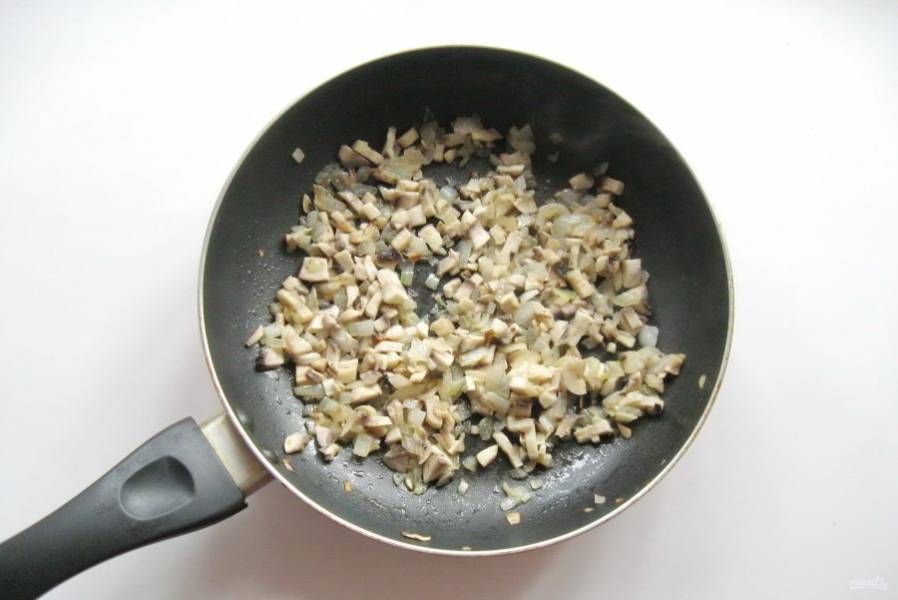 Жарьте грибы с луком до готовности 8-10 минут, помешивая.