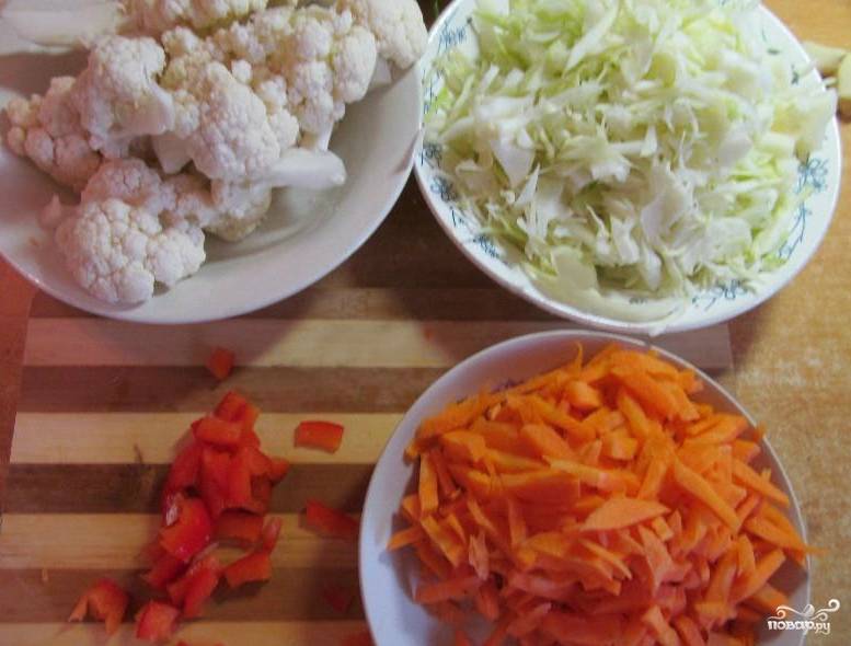 Для приготовления супа чистим и моем овощи. Белокочанную капусту шинкуем. Разбираем цветную капусту на соцветия. Морковь нарезаем тонкой соломкой либо трем на терке. Болгарский перец нарезаем кубиками.