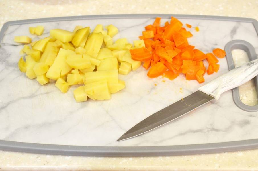 Морковь и картошку нарежьте кубиком.