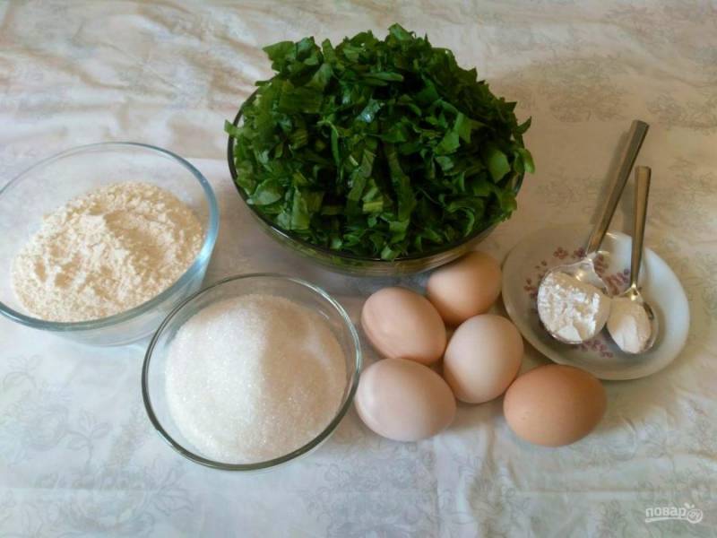 Подготовьте указанные ингредиенты, яйца заранее выньте из холодильника (они должны быть комнатной температуры), листья щавеля порежьте ленточками. 