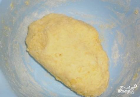 Просейте муку с разрыхлителем к картофельной массе и замешайте крутое тесто. Оставьте его под плёнкой на полчаса.