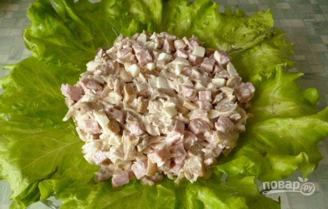 Блюдо для подачи украсьте промытыми листьями салата. В центр уложите сам салат.