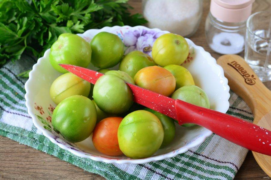 Промойте помидоры, надрежьте их наполовину при помощи ножа.