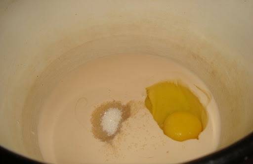 В теплый катык вбейте яйцо, добавьте сахар и соль. Все перемешайте.