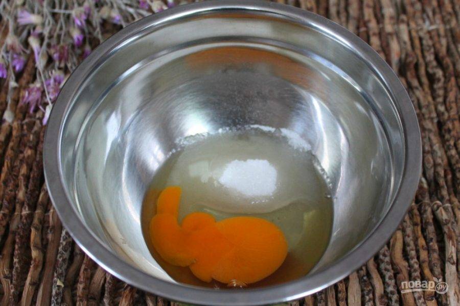 Яйцо, соль и 2 ложки сахара отправляем в миску. Все взбиваем венчиком. 