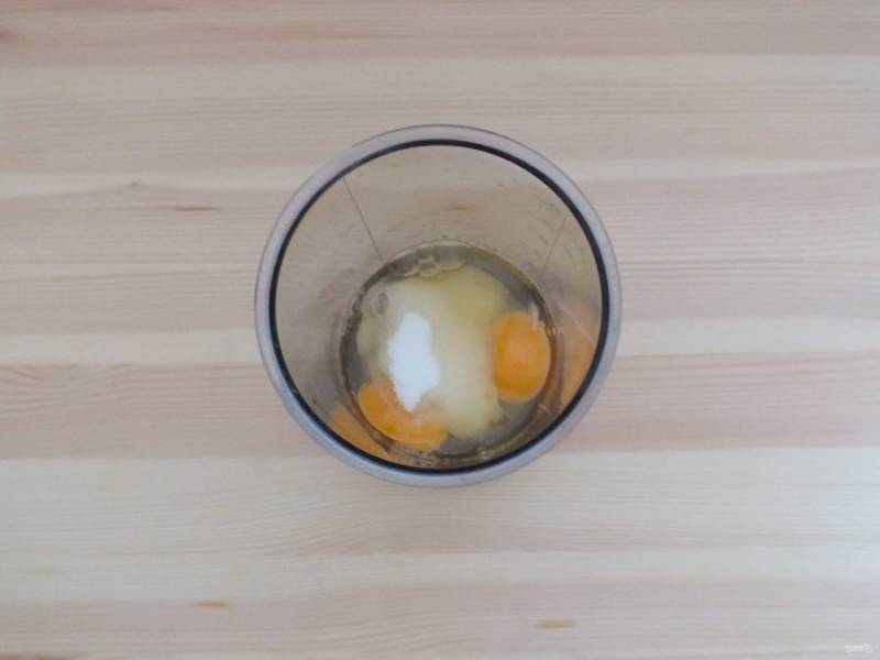 В отдельной посуде смешайте яйца и сахар.