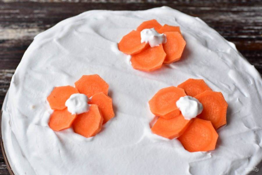Из морковки сделайте цветочки или украсьте торт по своему усмотрению.