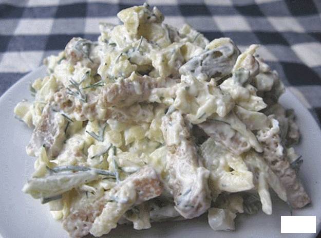 Все смешать с майонезом, посолить по вкусу и сразу подавать.