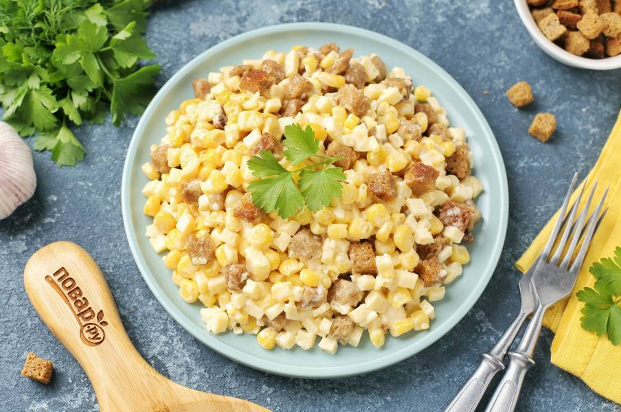 Салат с сыром и кукурузой