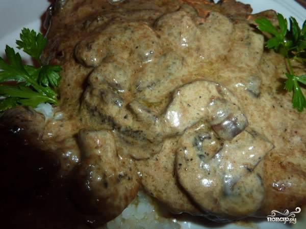 Жареная свинина с грибами на сковороде с зеленью и чесноком