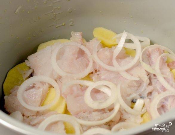 6. На картофель выложить половину лука и рыбы. Затем повторить все слои и накрываем сверху картофелем.
