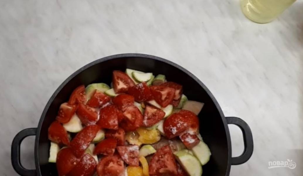 3. На сковороду выложите морковь и лук, слегка обжарьте и добавьте к мясу. Также добавьте к мясу перец, помидоры и кабачки. Посолите, добавьте все специи, сырой нут, чеснок и цедру одного лимона. 