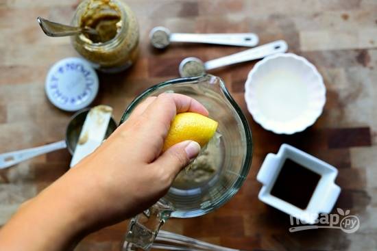 2. Соедините горчицу и сок лимона. Можно использовать для этого блендер или просто глубокую мисочку и венчик. 