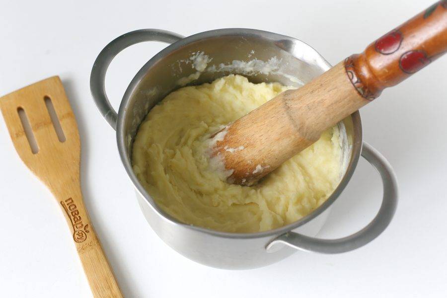 С готового картофеля слейте воду, добавьте горячее молоко, сливочное масло, соль по вкусу и истолките в пюре.