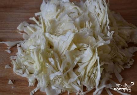 Свежую капусту мелко нарезаем и тоже отправляем в бульон, когда картофель уже будет в состоянии полуготовности.