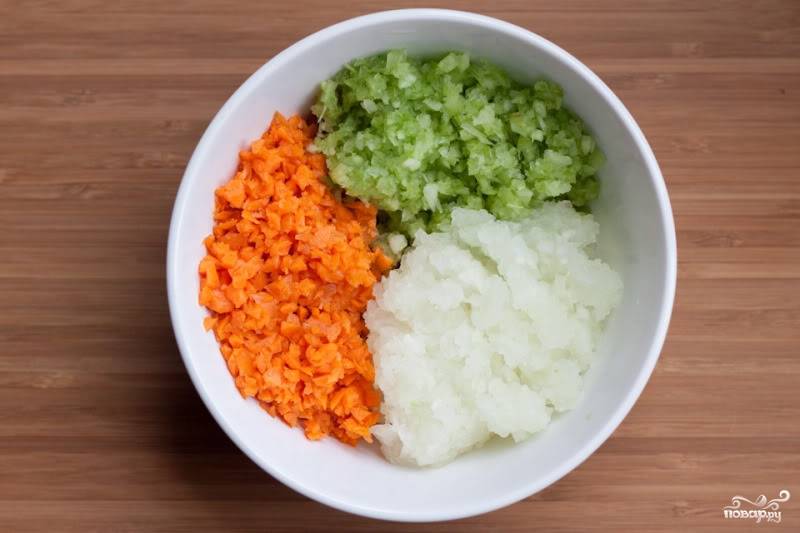Порубите мелко морковь, лук и сельдерей (можете воспользоваться блендером).