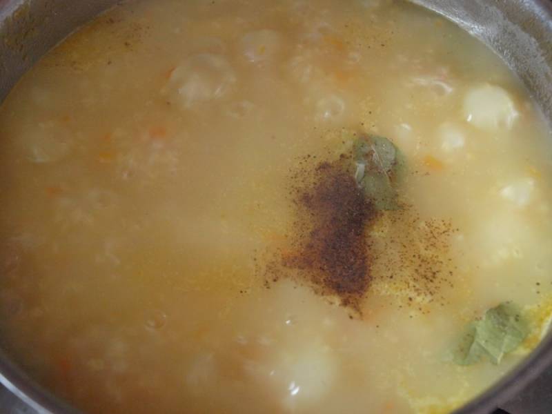 4. Добавим пшено к супу, сюда же - соль, специи и зелень. Варим на небольшом огне до готовности.