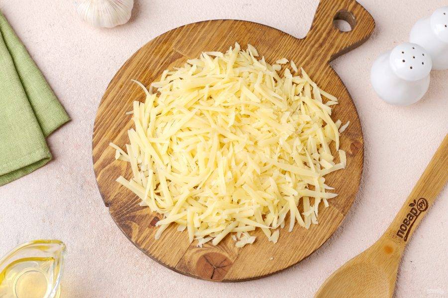 Сыр натрите на тёрке.