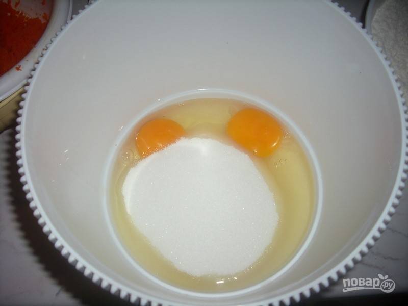 3.	Яйца взбейте с сахаром.