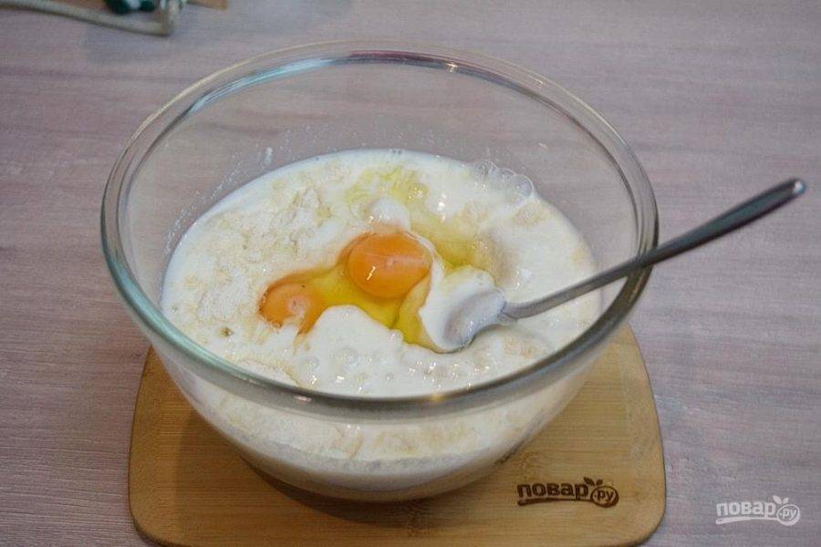 4. В глубокую миску влейте 400 мл кефира. Высыпьте сухую смесь и добавьте яйца. 

